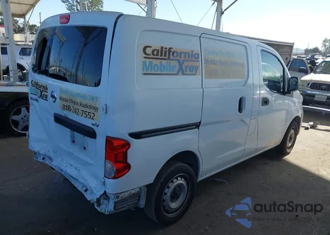 2015 Nissan Nv200 Sv z USA, uszkodzony, nr VIN 3N6CM0KN4FK721270